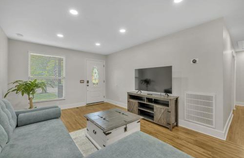Hope Gardens Casa | Single Story Pet Friendly Home, with Fenced Yard, Fire Pit, 5min to Downtown!