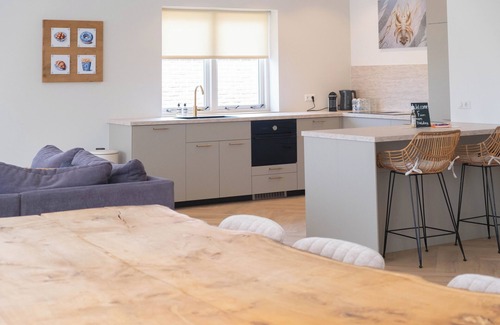 Egmond-Binnen Apartamento | Sint Adelbertus, Prachtige Luxe Woning Boven de Ijssalon in het Centrum