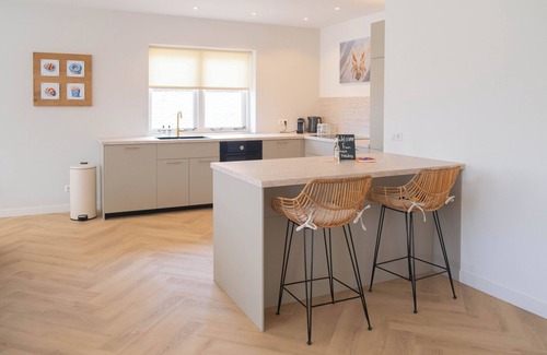 Egmond-Binnen Apartamento | Sint Adelbertus, Prachtige Luxe Woning Boven de Ijssalon in het Centrum