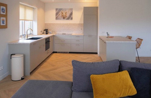 Egmond-Binnen Apartamento | Sint Adelbertus, Prachtige Luxe Woning Boven de Ijssalon in het Centrum