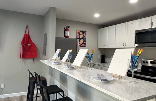 West Arlington Apartamento | Sip & Paint Artistic Getaway: Near to the Stadiums