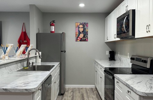 West Arlington Apartamento | Sip & Paint Artistic Getaway: Near to the Stadiums