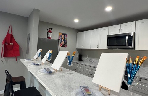West Arlington Apartamento | Sip & Paint Artistic Getaway: Near to the Stadiums