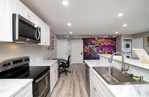 West Arlington Apartamento | Sip & Paint Artistic Getaway with AC, WiFi in wonderful Arlington