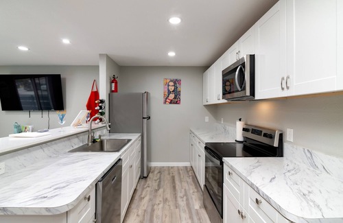 West Arlington Apartamento | Sip & Paint Artistic Getaway with AC, WiFi in wonderful Arlington