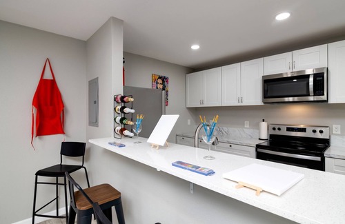 West Arlington Apartamento | Sip & Paint Artistic Getaway with AC, WiFi in wonderful Arlington
