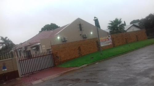 Emalahleni Casa | Sir Pinto Guesthouse