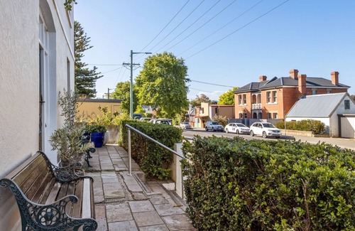 North Hobart Apartamento | Sir Tom inner city living with off street parking
