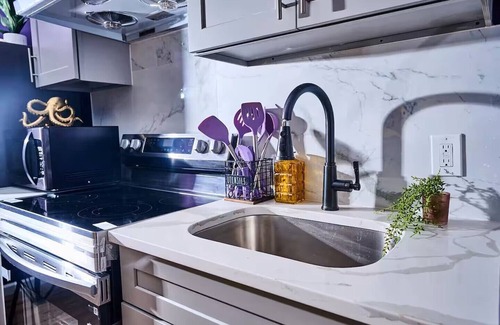 North Philadelphia East Apartamento | Siren's Cozy Cove w/Adult Playroom in Center CITY