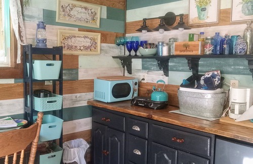 Dellslow Cabina | SIS's Treehouse Cozy & Charming located within forests on 26 acres Morgantown WV