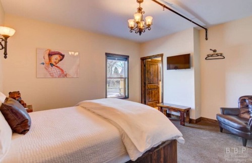 Sisters Hotel | Downtown Sisters Boutique Hotel - Sisters OR Sleeps 2 /1.5 bath unit 2
