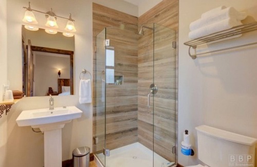 Sisters Hotel | Downtown Sisters Boutique Hotel - Sisters OR Sleeps 2 /1.5 bath unit 2