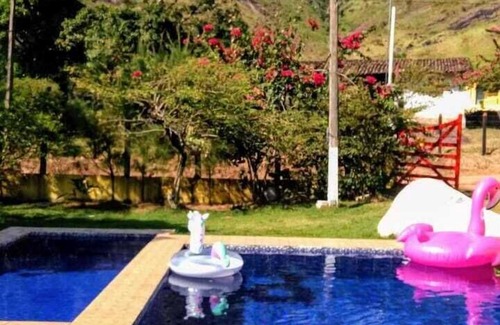Bonito Cabaña | Sitio de Rodeadouro con piscina de agua natural.