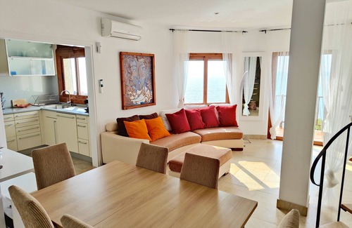 Sitges Apartamento | Lujoso apartamento sobre el Mediterraneo. Mar y piscina. Parking. WIFI