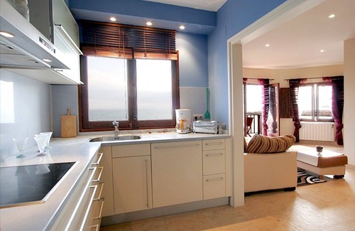 Sitges Apartamento | Lujoso apartamento sobre el Mediterraneo. Mar y piscina. Parking. WIFI