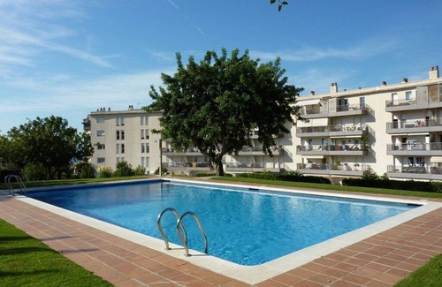 Sitges Apartamento | SITGES: Terraza con magnificas vistas y piscina.