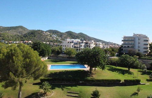 Sitges Apartamento | SITGES: Terraza con magnificas vistas y piscina.