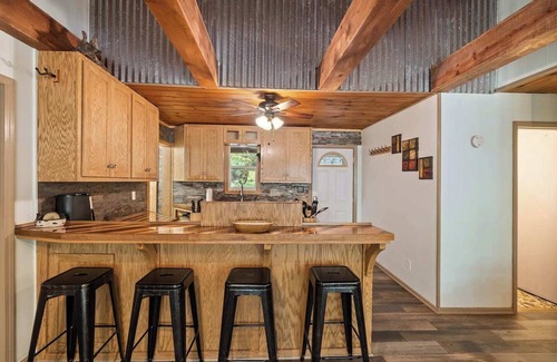 Newland Cabaña | Sitting Bear Cottage in Gingercake Acres on the east side of Linville Gorge