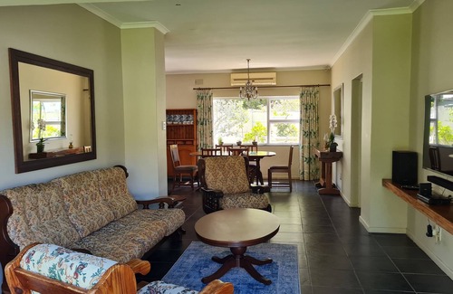 Gordons Bay Central Casa | Situated in the heart of the Cape an ideal seaside holiday home