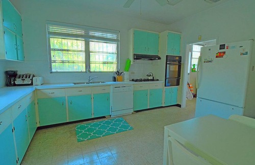 Nassau Casa | Situated on the Ocean Jacaranda Bay Villa