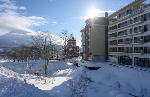 Hirafu Complejo | Situated within the Shiki building and looking toward the Grand Hirafu slopes.
