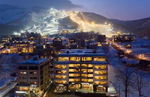 Hirafu Complejo | Situated within the Shiki building and looking toward the Grand Hirafu slopes.