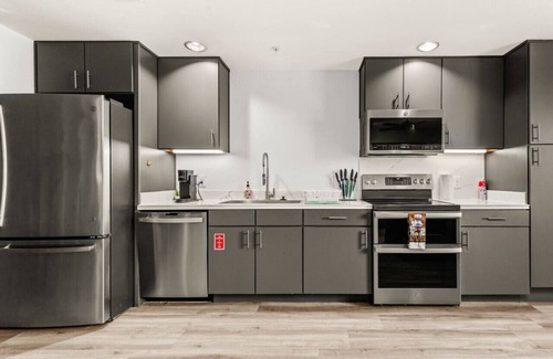Wetmore Apartamento | Six Flags/The Rim - Chic Modern Studio, King Bed