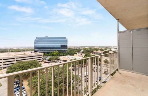 Wetmore Apartamento | Six Flags/The Rim - Chic Modern Studio, King Bed