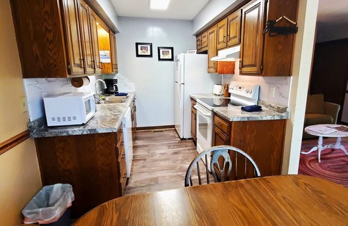 Holiday Island Condominio | Seis personas Jacuzzi, Lakeside, camas King, chimenea!