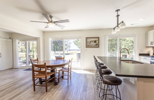 Wanchese Casa | Six Sister’s Lodge. Waterfront home on the OBX.Minutes away from the beach.