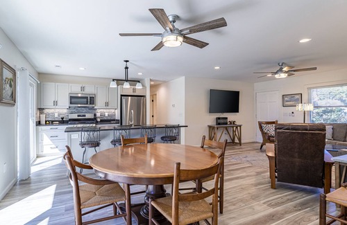 Wanchese Casa | Six Sister’s Lodge. Waterfront home on the OBX.Minutes away from the beach.