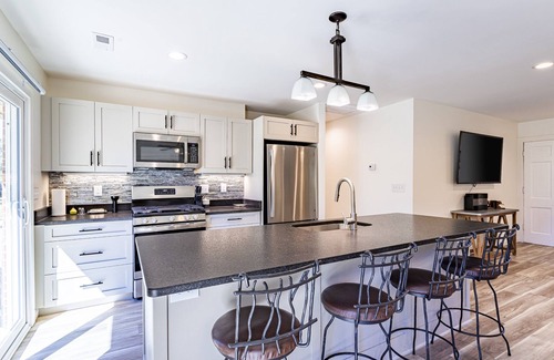Wanchese Casa | Six Sister’s Lodge. Waterfront home on the OBX.Minutes away from the beach.