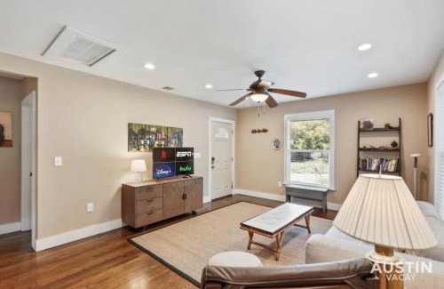 Brentwood Casa | Sizable Screened in Porch w Luxury Kitchen and Bath
