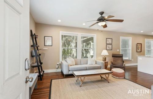 Brentwood Casa | Sizable Screened in Porch w Luxury Kitchen and Bath