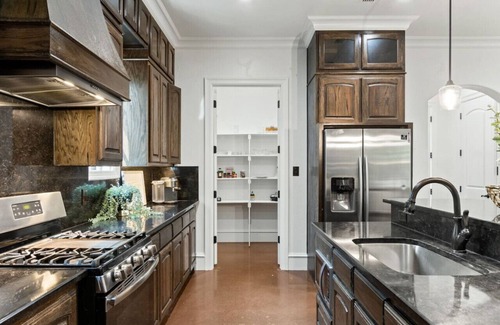 Fort Worth Casa | Sizzle & Soak: HotTub w/ Outdoor Kitchen + Grill