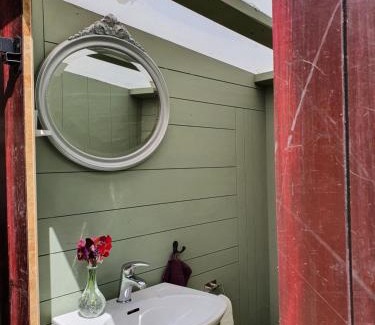 Stora Stava Casa | Sjönära ENKEL övernattningsstuga på berg med terrass, toilet in other house, outsideshower