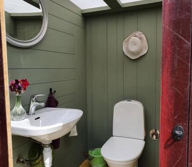 Stora Stava Casa | Sjönära ENKEL övernattningsstuga på berg med terrass, toilet in other house, outsideshower