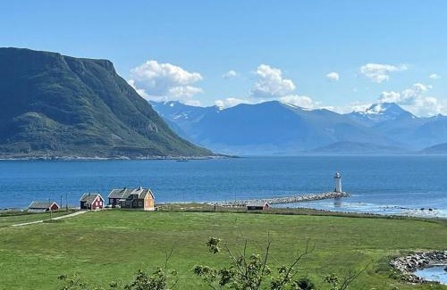 Godøy Casa | Sjarmerende Bolig På Gammel Fyrstasjon