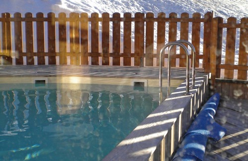 Arc-1600 Condominio | Apartamento rústico de dos niveles con balcón | Verdadero acceso Ski-In / Ski-Out
