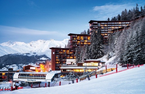 Arc-1600 Condominio | Apartamento rústico de dos niveles con balcón | Verdadero acceso Ski-In / Ski-Out