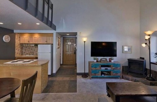 Mammoth Lakes Cabina | Ski Cabin - Steps to Mammoth Village!