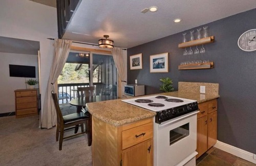 Mammoth Lakes Cabina | Ski Cabin - Steps to Mammoth Village!