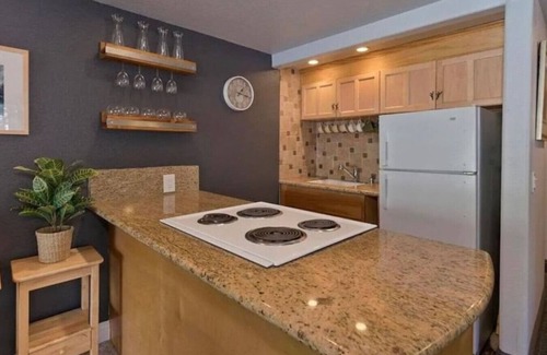 Mammoth Lakes Cabina | Ski Cabin - Steps to Mammoth Village!