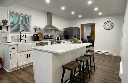 Tobyhanna Cabaña | Ski-golf cottage, wood fireplace