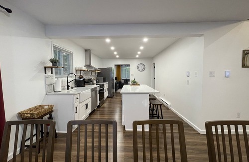Tobyhanna Cabaña | Ski-golf cottage, wood fireplace
