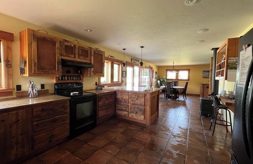 Clyde Park Casa | Ski, Hike, bike, fish, hunt & Yellowstone. 4 bedroom, 3 bath with hot tub!