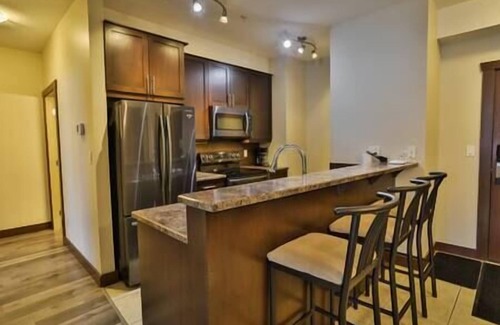East Kootenay Condominio | Ski Hill Views / Pool & Hot Tub / Balcony