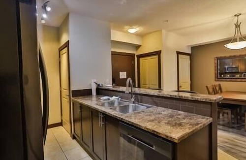 East Kootenay Condominio | Ski Hill Views / Pool & Hot Tub / Balcony