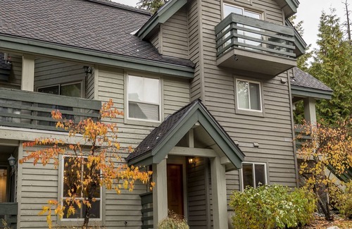 Blackcomb Casa | Ski-in Chic y acogedor 2bed, 2 baños Casa adosada en Upper Village (Benchlands)