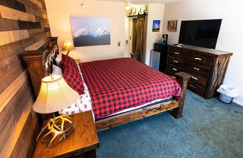 Kirkwood Hotel | SKI IN-SKI OUT - King Bed - Hotel Room @ KirkwoodVillage w Mtn View